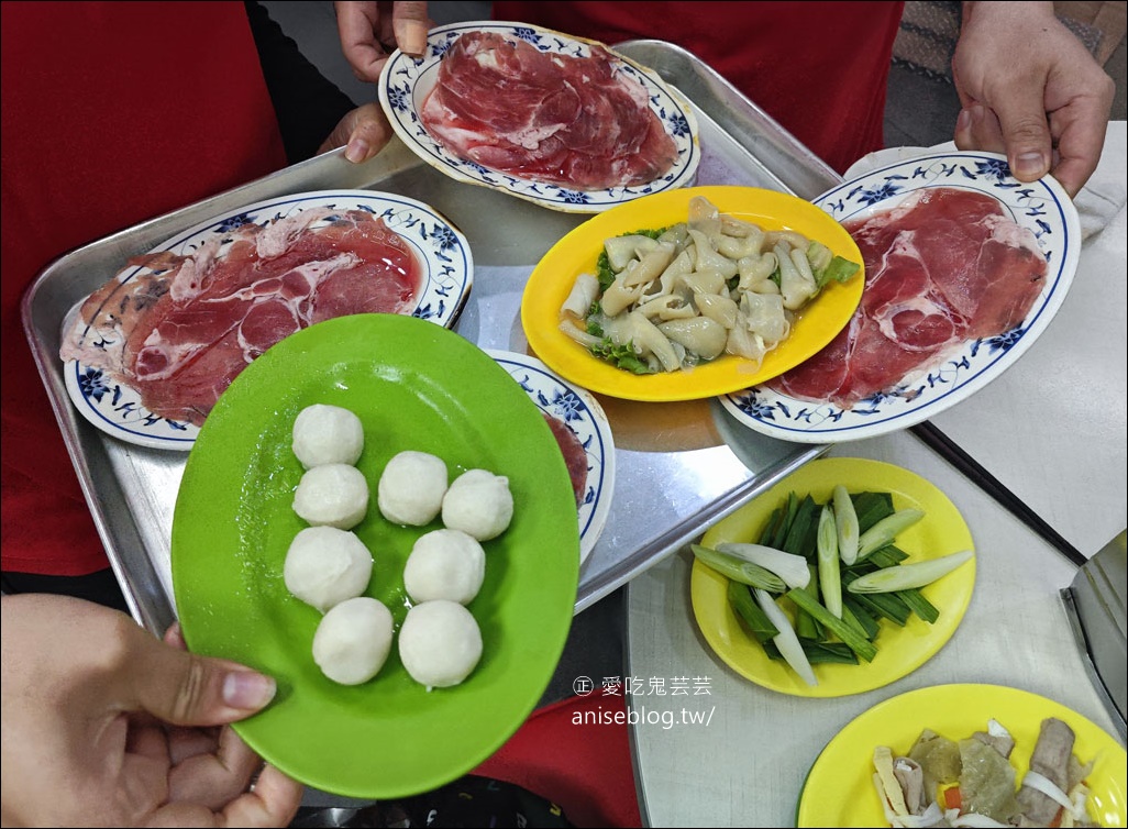 小紅莓火鍋城，料好不貴的石頭火鍋老店，香哦~ (僅此一家別無分號)