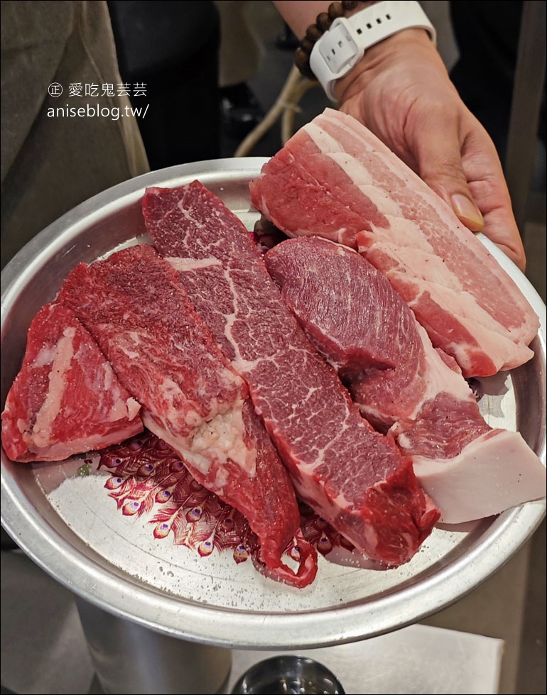 釜山烤肉推薦 |  喉嚨鍋蓋烤肉南浦店，現點現切專人幫烤，激推牛小排+水芹菜 (附神奇膠囊？)