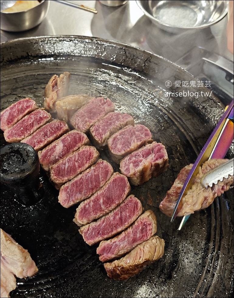 釜山烤肉推薦 |  喉嚨鍋蓋烤肉南浦店，現點現切專人幫烤，激推牛小排+水芹菜 (附神奇膠囊？)