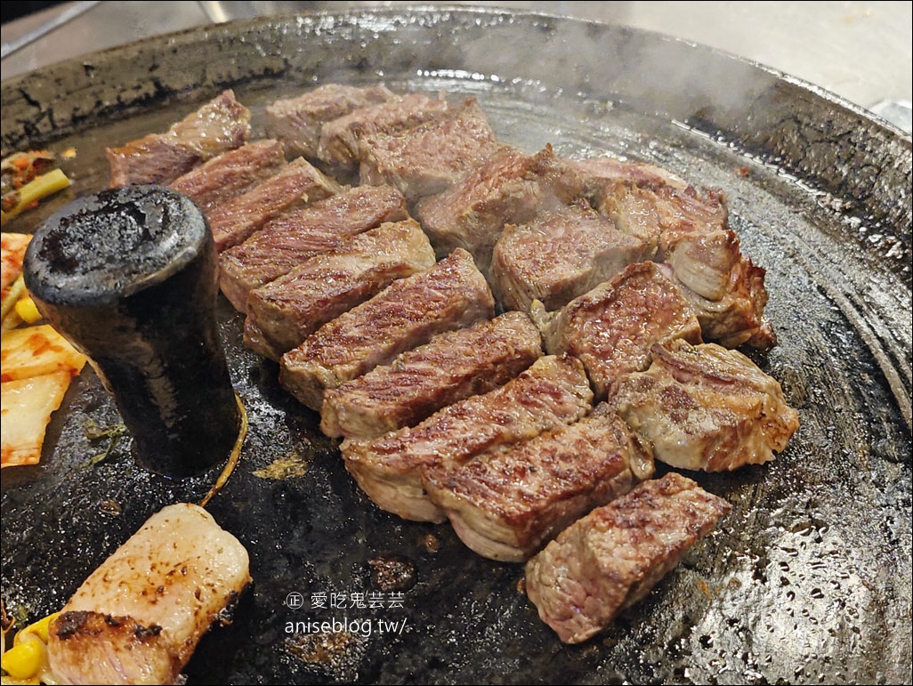 釜山烤肉推薦 |  喉嚨鍋蓋烤肉南浦店，現點現切專人幫烤，激推牛小排+水芹菜 (附神奇膠囊？)