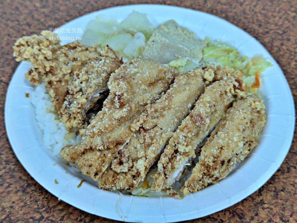 鄭姑媽雞排便當店，超大雞排厚實軟嫩，後山埤站美食(姊姊食記)