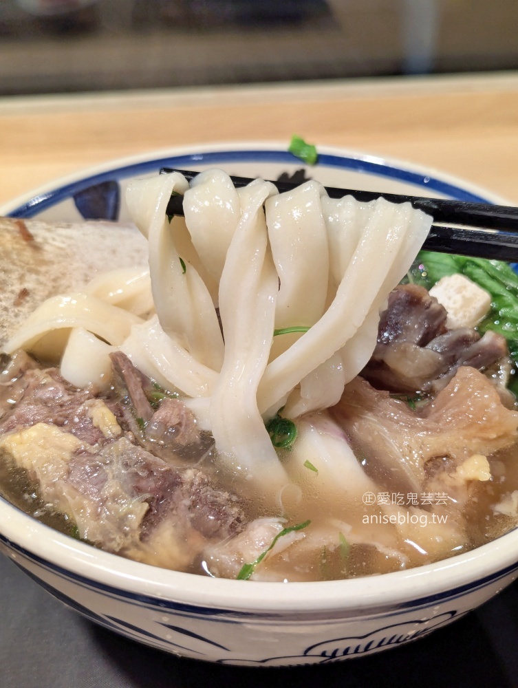 牛山牛肉麵燒肉飯，還沒開門就排隊的桃園美食(姊姊食記)