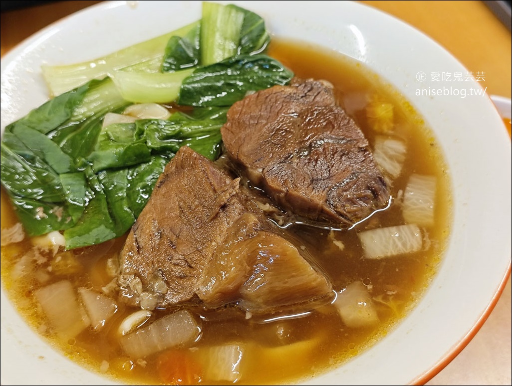 半島牛肉麵，台北牛肉麵節冠軍得主，牛肉超大塊，湯頭清爽不膩口