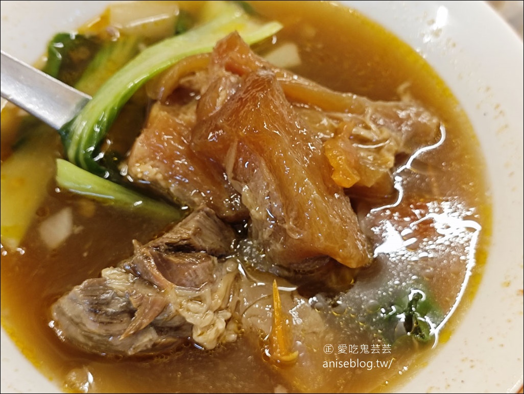 半島牛肉麵，台北牛肉麵節冠軍得主，牛肉超大塊，湯頭清爽不膩口