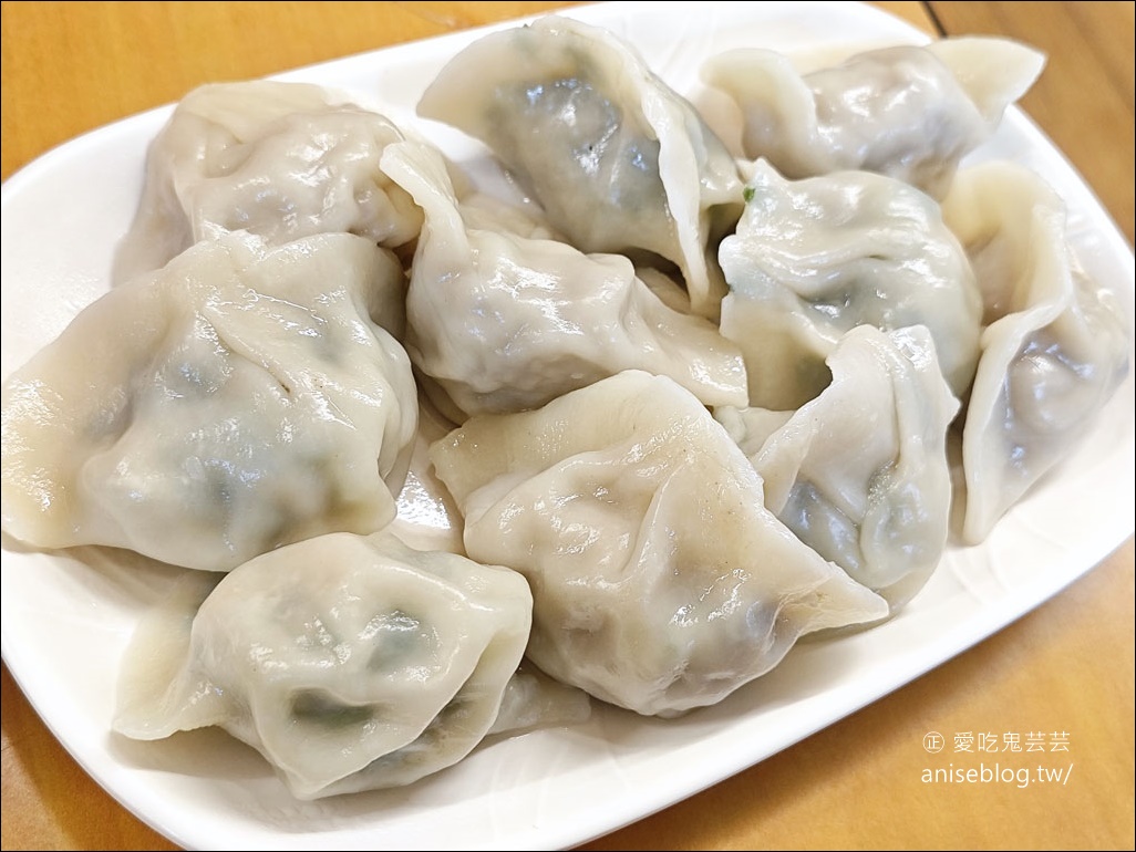 半島牛肉麵，台北牛肉麵節冠軍得主，牛肉超大塊，湯頭清爽不膩口