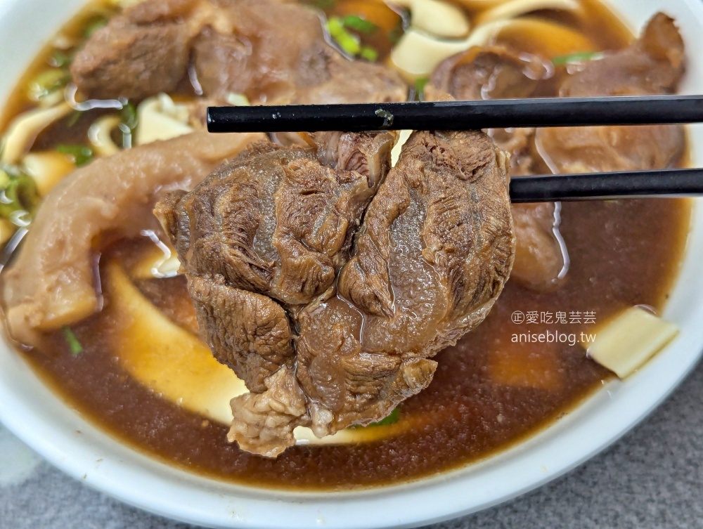 呷霸牛肉麵-新莊民安店，大碗滿意的在地人氣美食(姊姊食記)