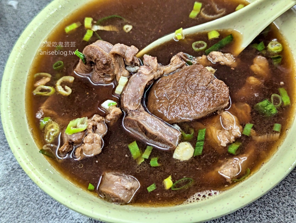 呷霸牛肉麵-新莊民安店，大碗滿意的在地人氣美食(姊姊食記)