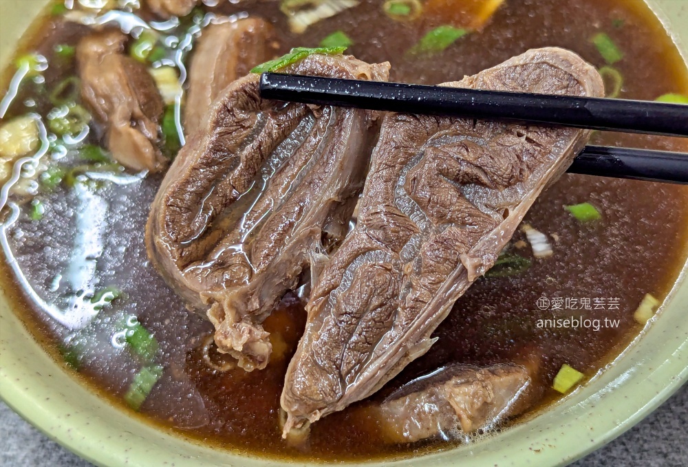 呷霸牛肉麵-新莊民安店，大碗滿意的在地人氣美食(姊姊食記)