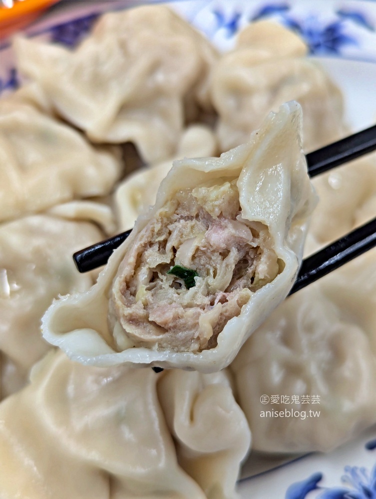 呷霸牛肉麵-新莊民安店，大碗滿意的在地人氣美食(姊姊食記)