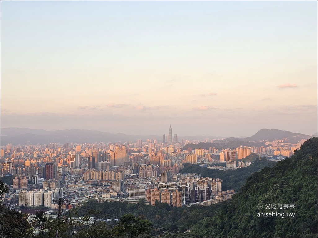 廟口麻油雞，中和在地人的熟悉清爽老味道，下水湯也好吃！