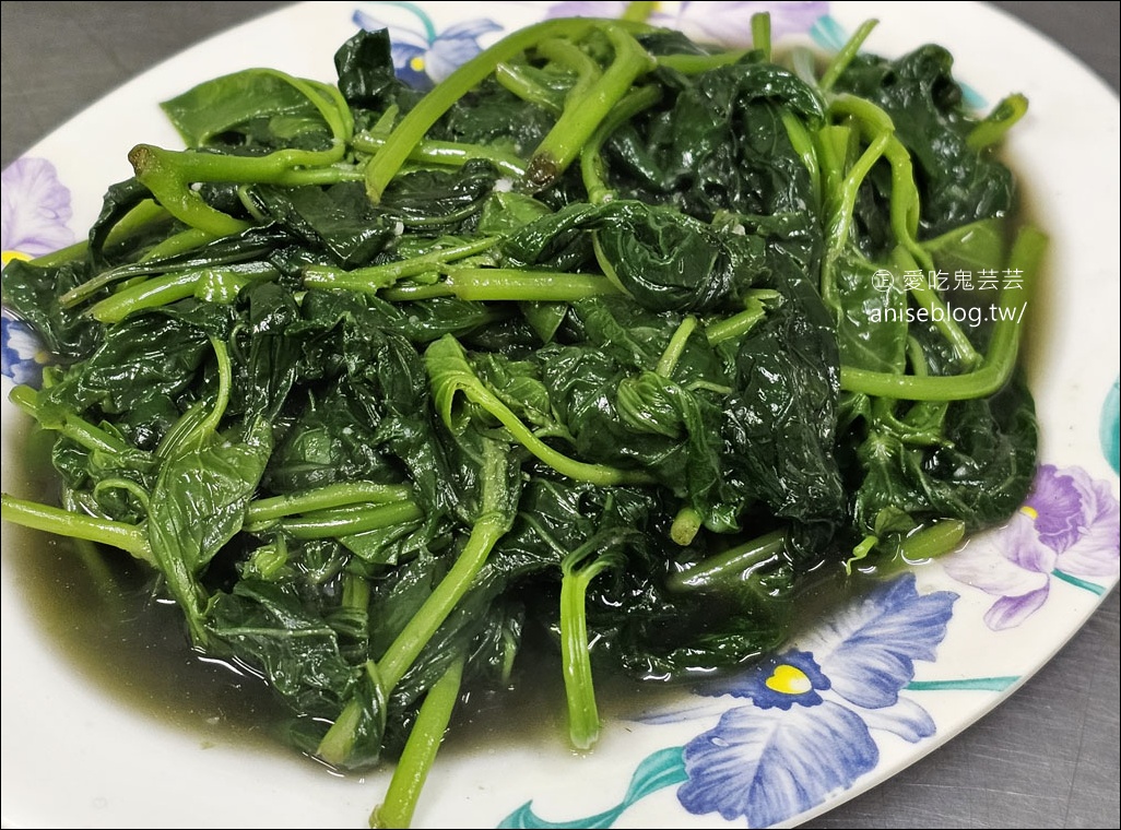 廟口麻油雞，中和在地人的熟悉清爽老味道，下水湯也好吃！