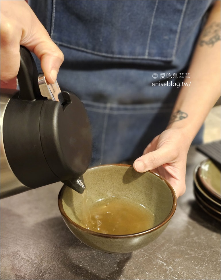 辛喬麻辣鴛鴦鍋，麻辣鍋x酸菜白肉鍋絕配好滋味，超厚牛小排+超麻松阪豬，過癮！(寵物友善)