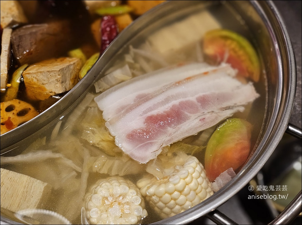 辛喬麻辣鴛鴦鍋，麻辣鍋x酸菜白肉鍋絕配好滋味，超厚牛小排+超麻松阪豬，過癮！(寵物友善)