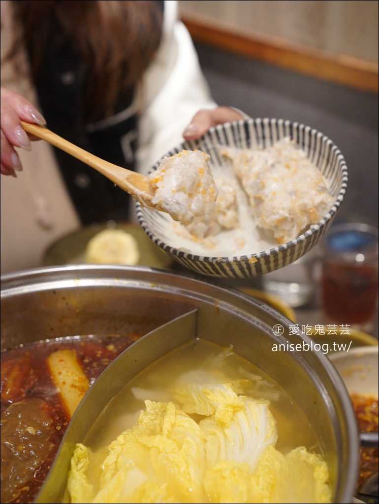 辛喬麻辣鴛鴦鍋，麻辣鍋x酸菜白肉鍋絕配好滋味，超厚牛小排+超麻松阪豬，過癮！(寵物友善)