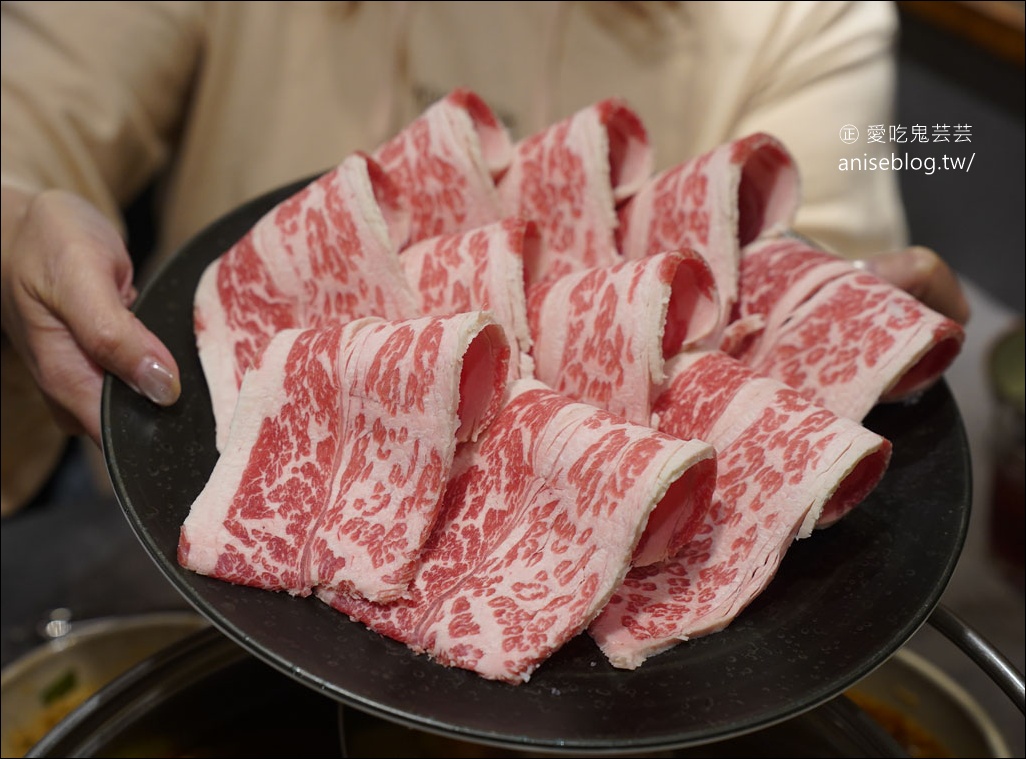 辛喬麻辣鴛鴦鍋，麻辣鍋x酸菜白肉鍋絕配好滋味，超厚牛小排+超麻松阪豬，過癮！(寵物友善)