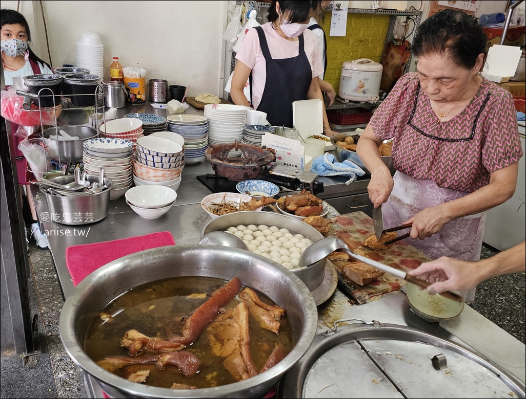 利口點心担，草屯在地人激推超人氣小吃，招牌豬腳、大腸，晚來吃不到！