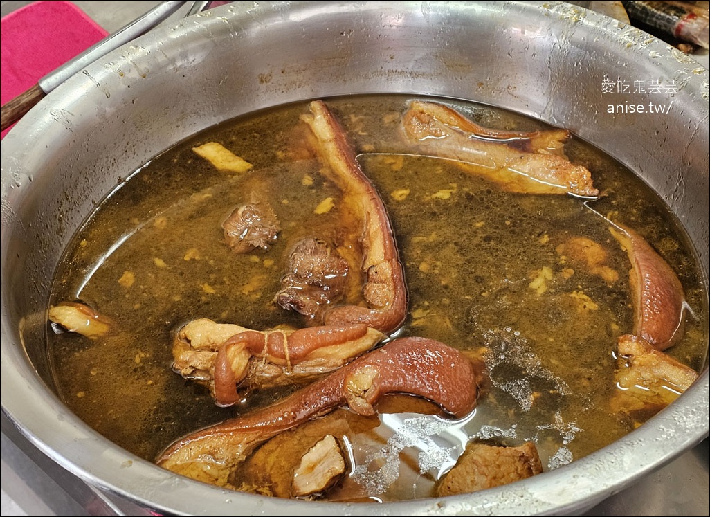 利口點心担，草屯在地人激推超人氣小吃，招牌豬腳、大腸，晚來吃不到！