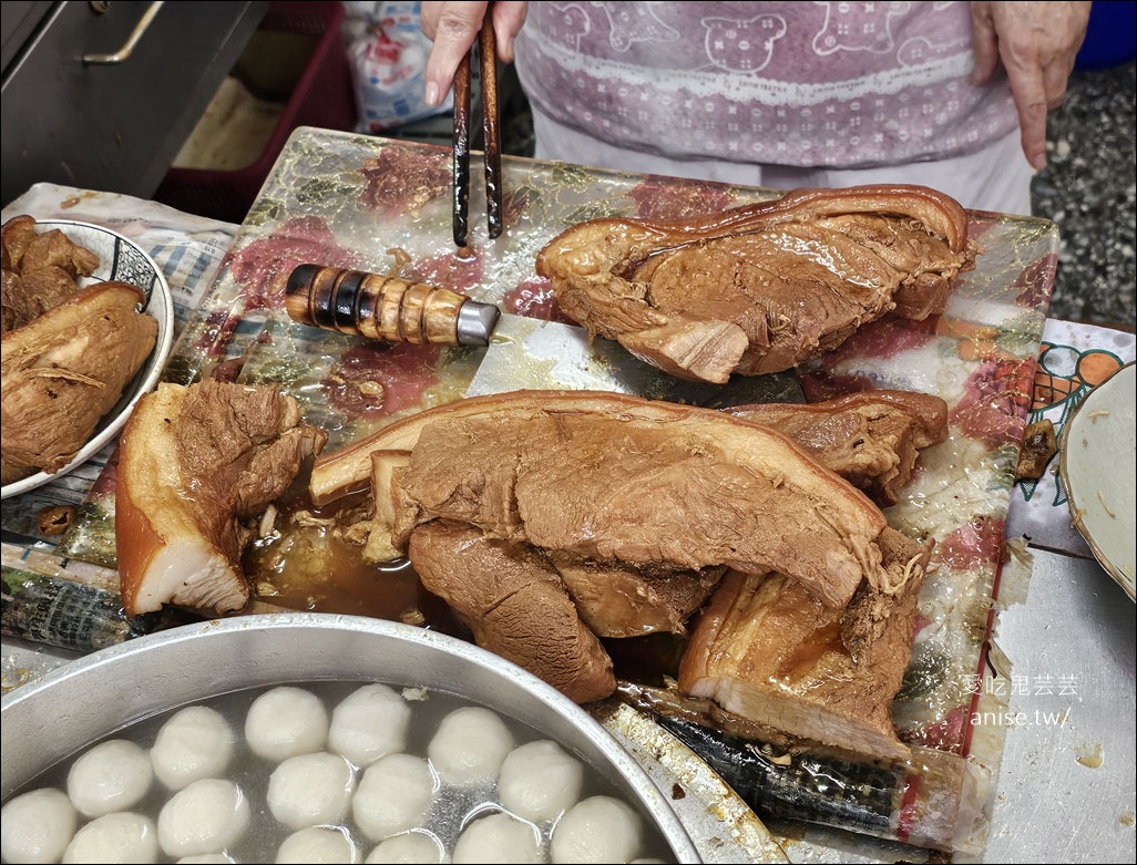 利口點心担，草屯在地人激推超人氣小吃，招牌豬腳、大腸，晚來吃不到！