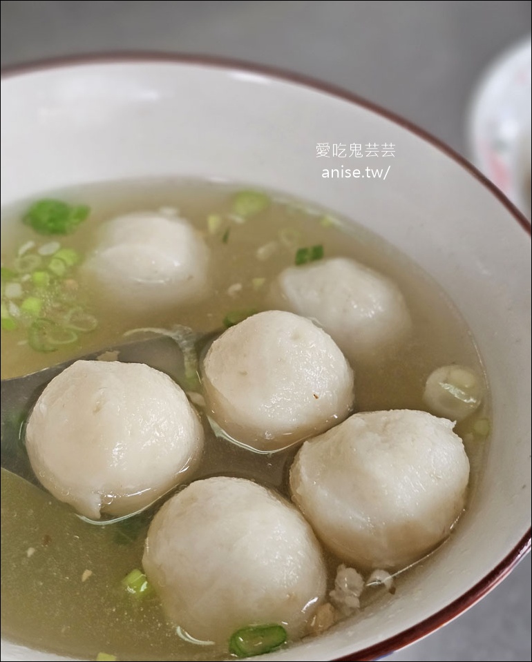 利口點心担，草屯在地人激推超人氣小吃，招牌豬腳、大腸，晚來吃不到！