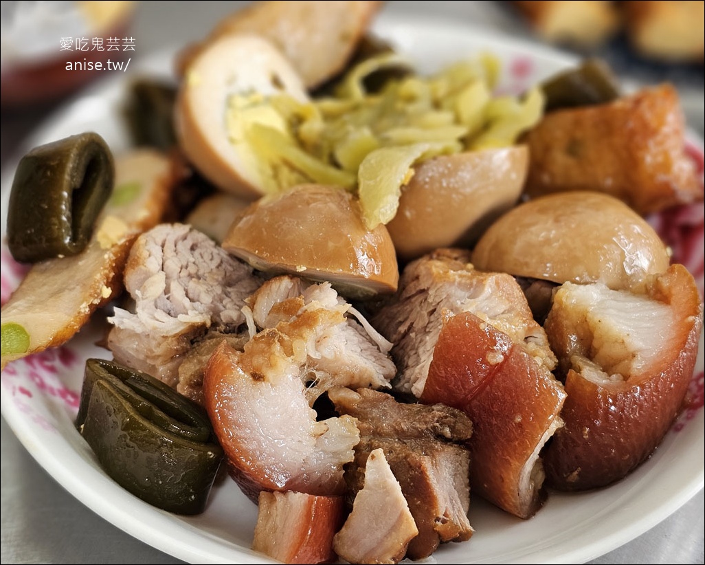 利口點心担，草屯在地人激推超人氣小吃，招牌豬腳、大腸，晚來吃不到！