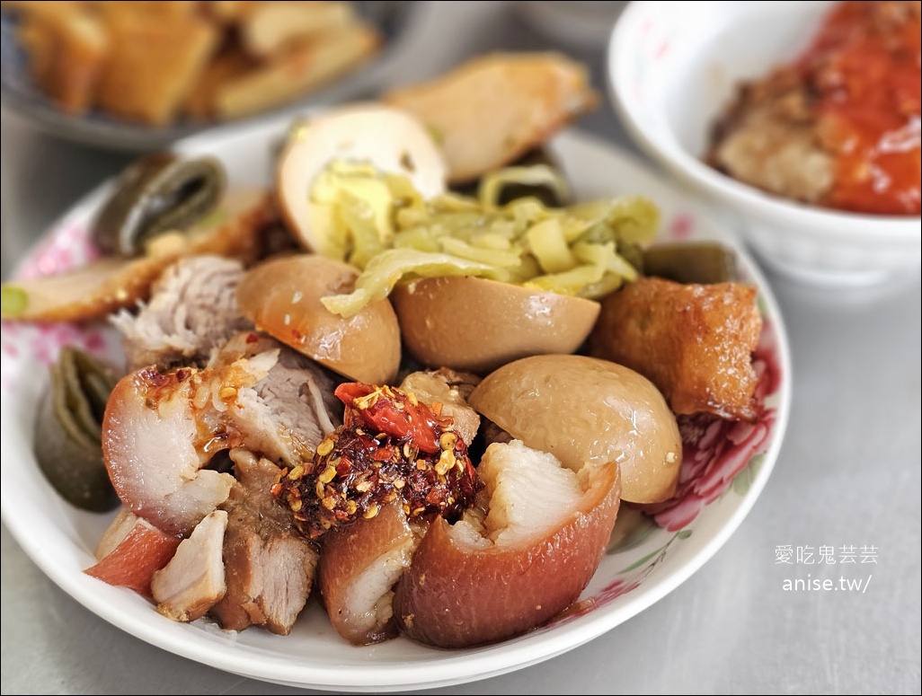 利口點心担，草屯在地人激推超人氣小吃，招牌豬腳、大腸，晚來吃不到！