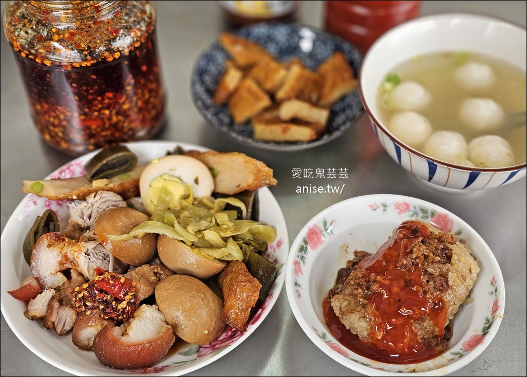 利口點心担，草屯在地人激推超人氣小吃，招牌豬腳、大腸，晚來吃不到！