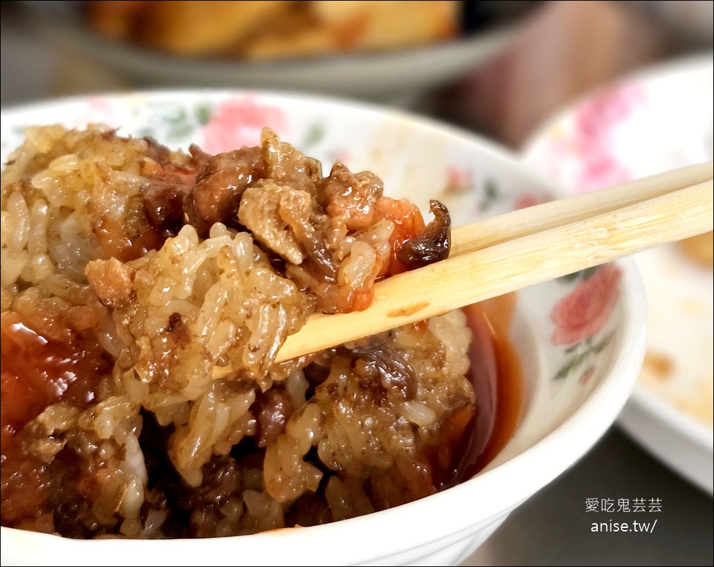 利口點心担，草屯在地人激推超人氣小吃，招牌豬腳、大腸，晚來吃不到！