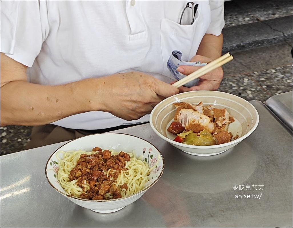 利口點心担，草屯在地人激推超人氣小吃，招牌豬腳、大腸，晚來吃不到！
