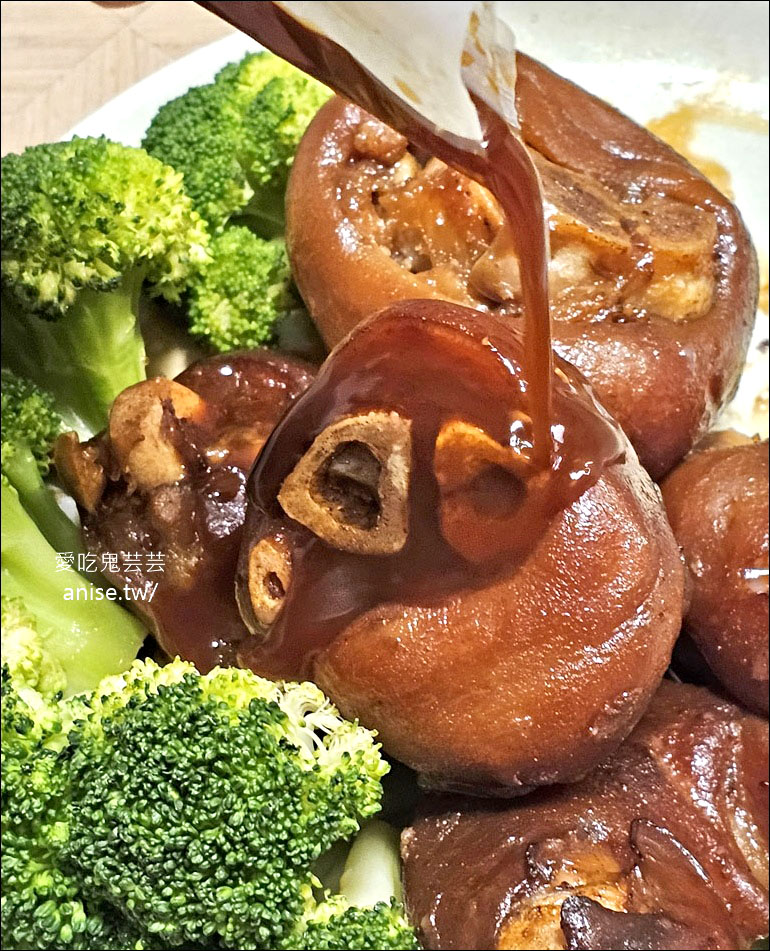 鬍鬚張閏月豬腳添壽組，指定期間購買快閃價，還送兩包粹魯(或雞絲)