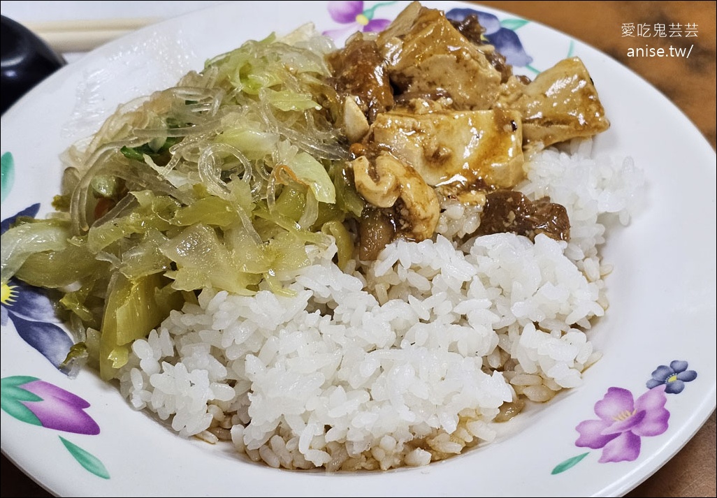 金滿園排骨，西門町峨嵋停車場旁50年老店，排骨超厚實