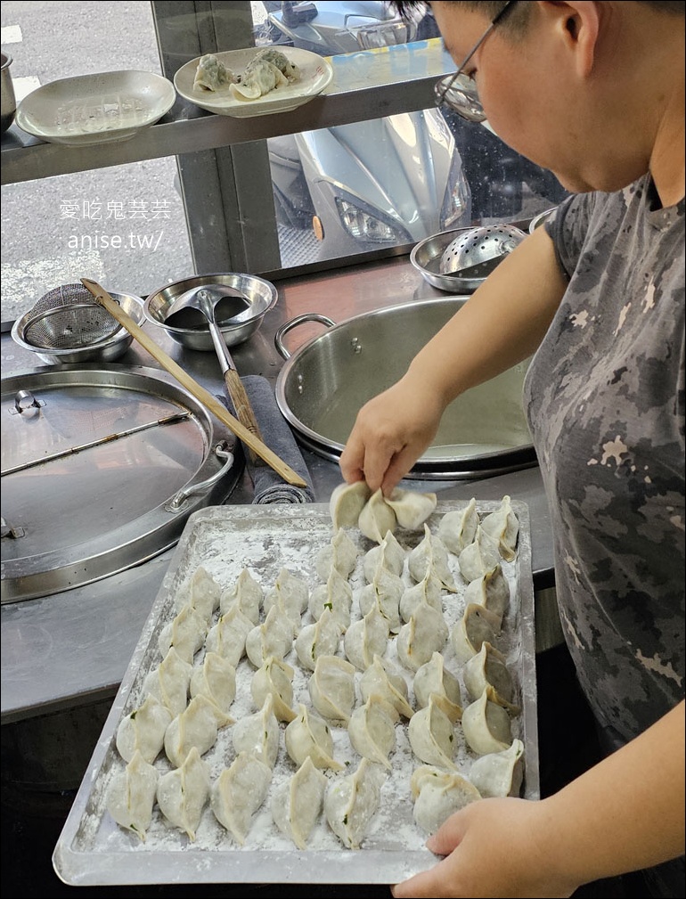 山東老牌水餃牛肉麵，超巨大水餃嚇死我
