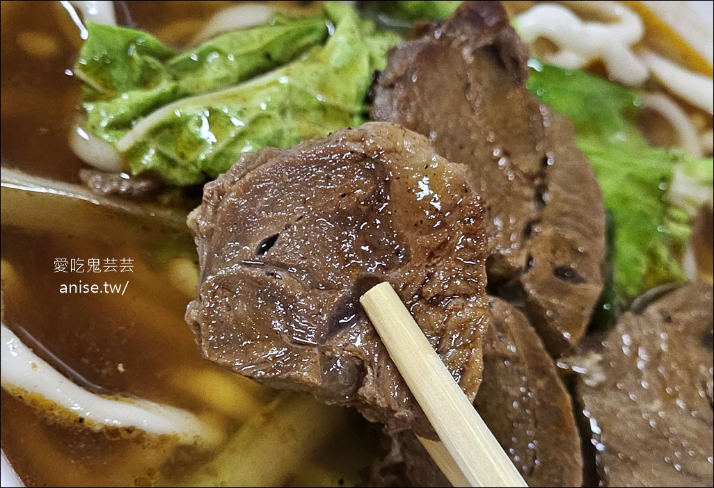 山東老牌水餃牛肉麵，超巨大水餃嚇死我