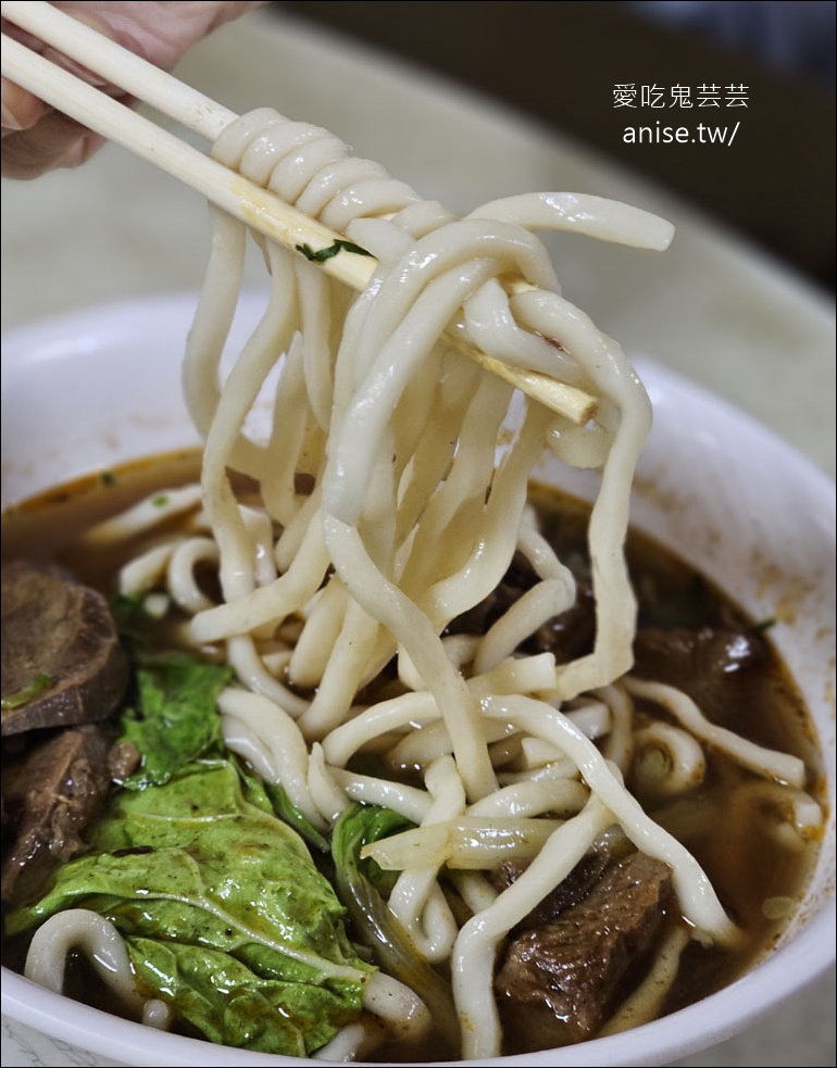 山東老牌水餃牛肉麵，超巨大水餃嚇死我