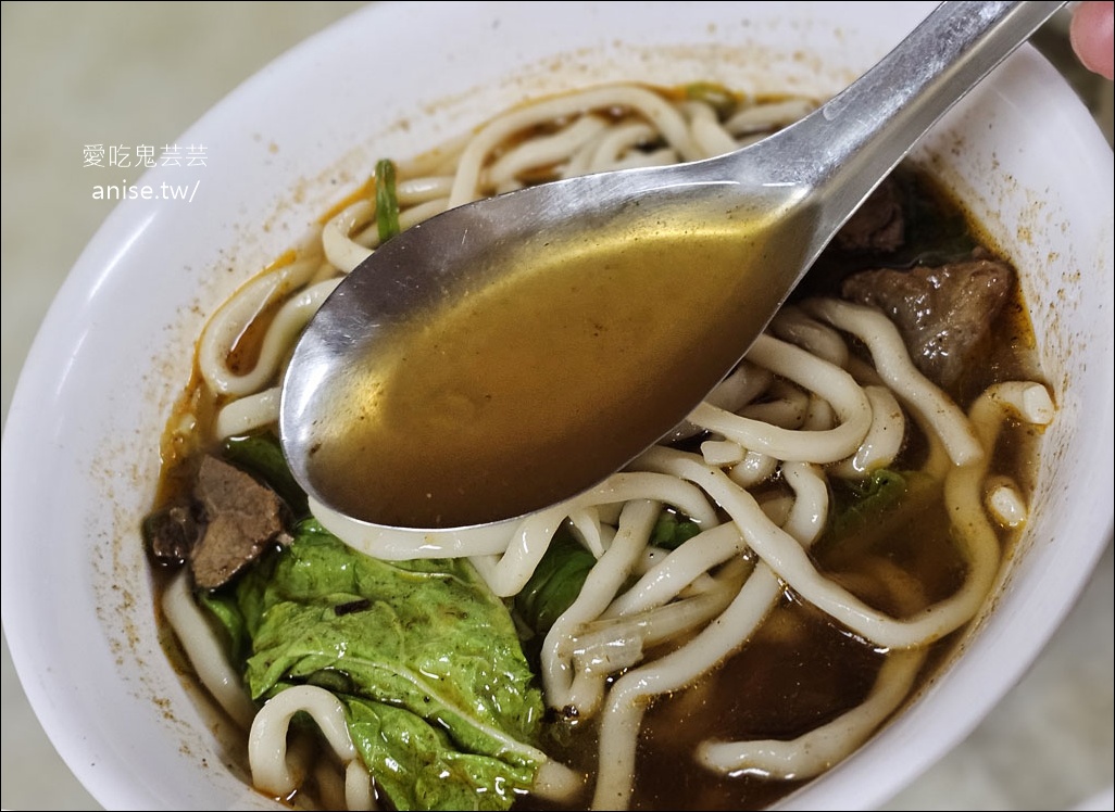 山東老牌水餃牛肉麵，超巨大水餃嚇死我
