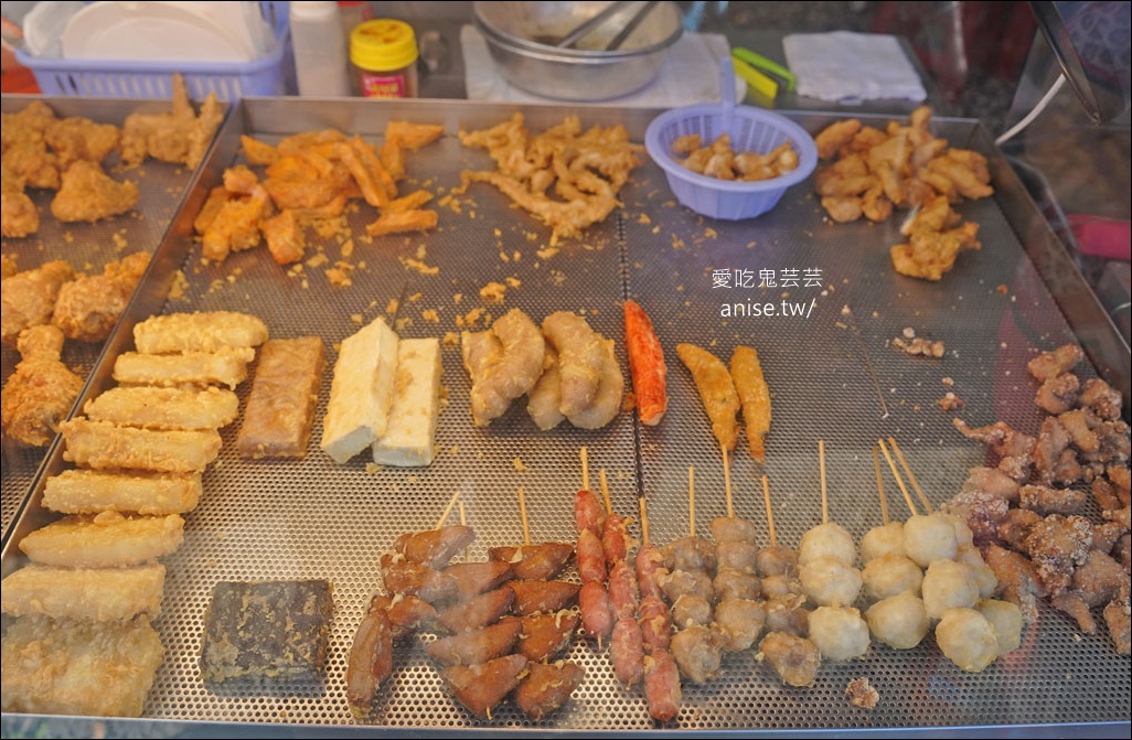 台妹炸雞翅 (五結店)，香脆不油膩的炸雞翅、炸雞腿，春捲、豆乾、豬血糕也都超好吃的啦！