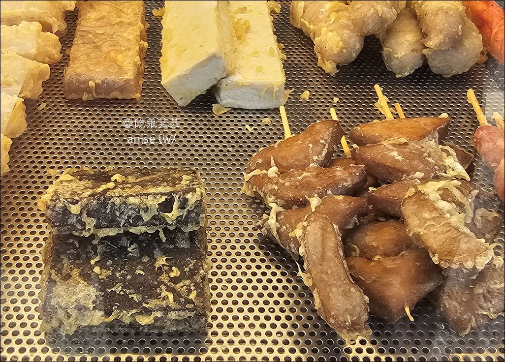 台妹炸雞翅 (五結店)，香脆不油膩的炸雞翅、炸雞腿，春捲、豆乾、豬血糕也都超好吃的啦！