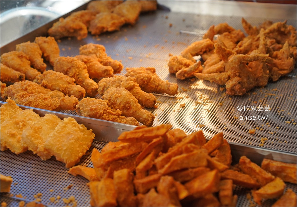 台妹炸雞翅 (五結店)，香脆不油膩的炸雞翅、炸雞腿，春捲、豆乾、豬血糕也都超好吃的啦！