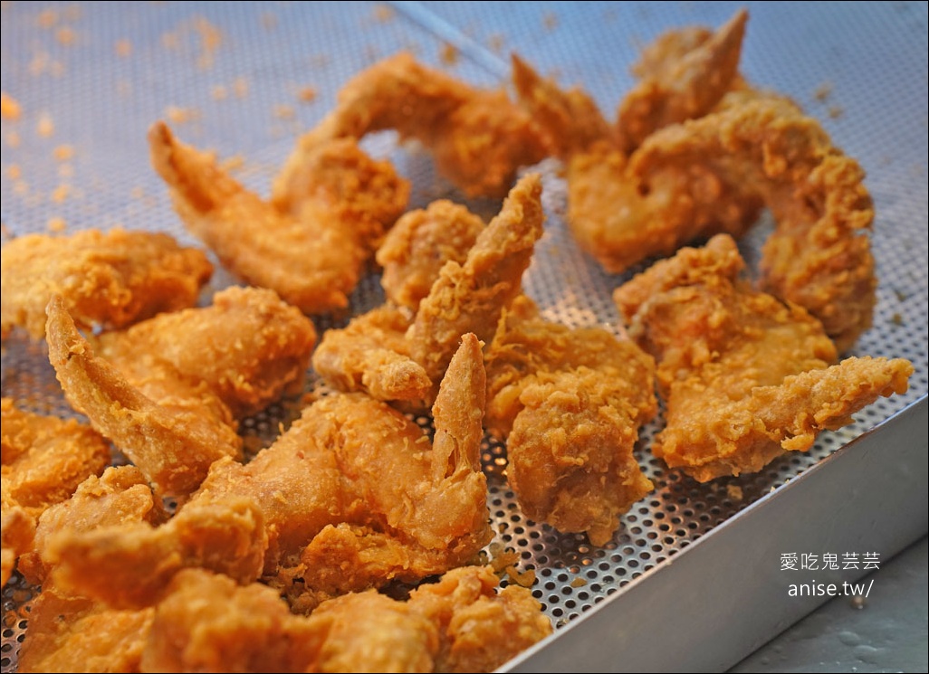 台妹炸雞翅 (五結店)，香脆不油膩的炸雞翅、炸雞腿，春捲、豆乾、豬血糕也都超好吃的啦！