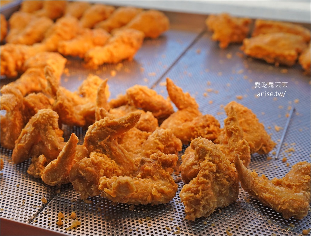 台妹炸雞翅 (五結店)，香脆不油膩的炸雞翅、炸雞腿，春捲、豆乾、豬血糕也都超好吃的啦！