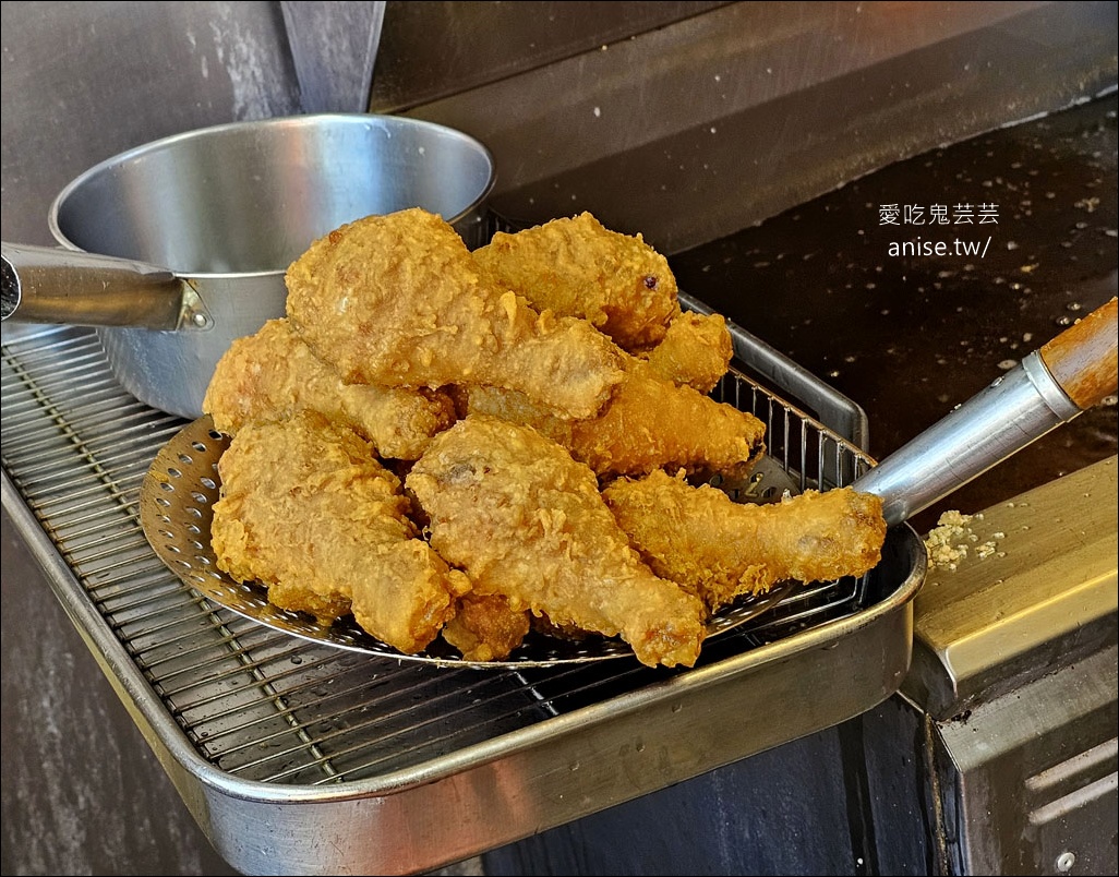 台妹炸雞翅 (五結店)，香脆不油膩的炸雞翅、炸雞腿，春捲、豆乾、豬血糕也都超好吃的啦！