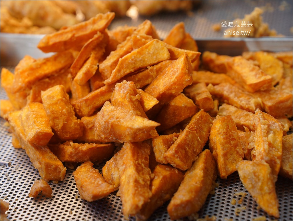 台妹炸雞翅 (五結店)，香脆不油膩的炸雞翅、炸雞腿，春捲、豆乾、豬血糕也都超好吃的啦！