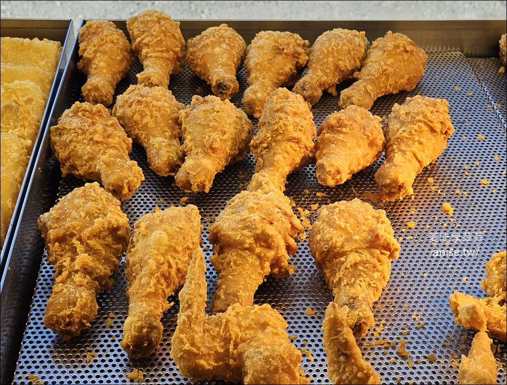 台妹炸雞翅 (五結店)，香脆不油膩的炸雞翅、炸雞腿，春捲、豆乾、豬血糕也都超好吃的啦！