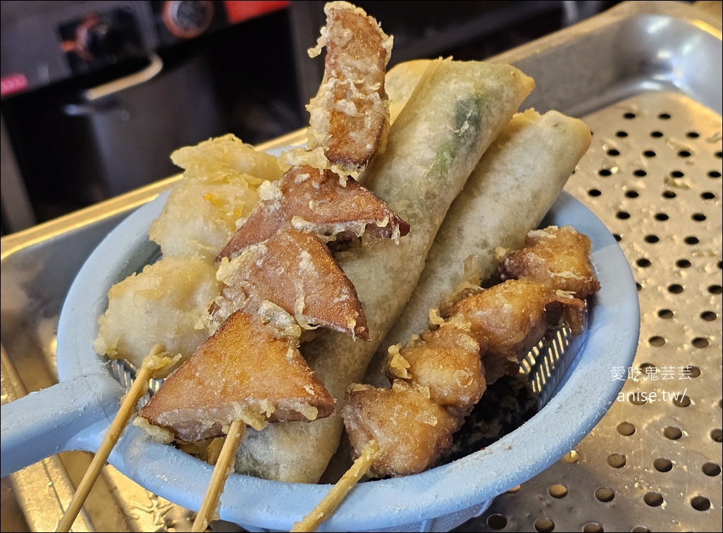 台妹炸雞翅 (五結店)，香脆不油膩的炸雞翅、炸雞腿，春捲、豆乾、豬血糕也都超好吃的啦！