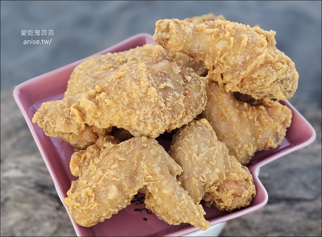 台妹炸雞翅 (五結店)，香脆不油膩的炸雞翅、炸雞腿，春捲、豆乾、豬血糕也都超好吃的啦！