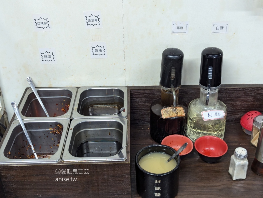 楊家麵食水餃舘，巨無霸大鍋貼依舊美味，中和永安市場站美食(姊姊食記)