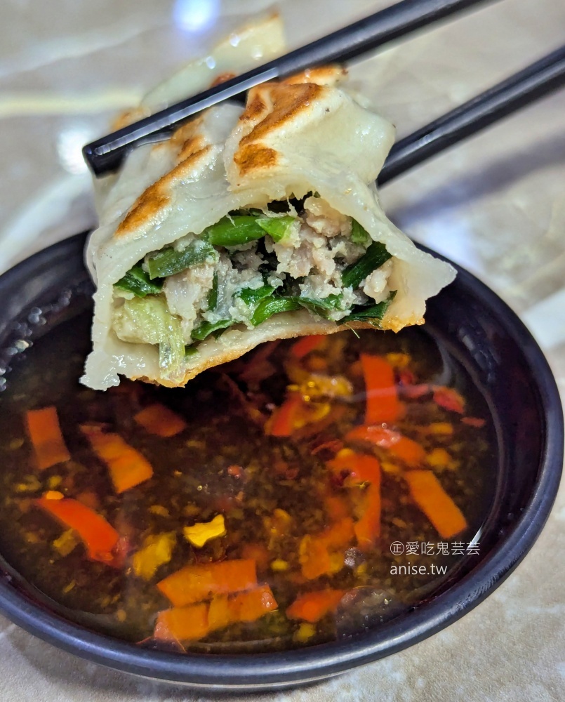 楊家麵食水餃舘，巨無霸大鍋貼依舊美味，中和永安市場站美食(姊姊食記)
