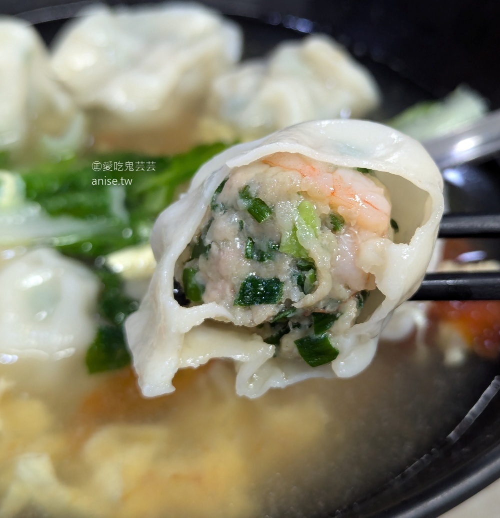 楊家麵食水餃舘，巨無霸大鍋貼依舊美味，中和永安市場站美食(姊姊食記)