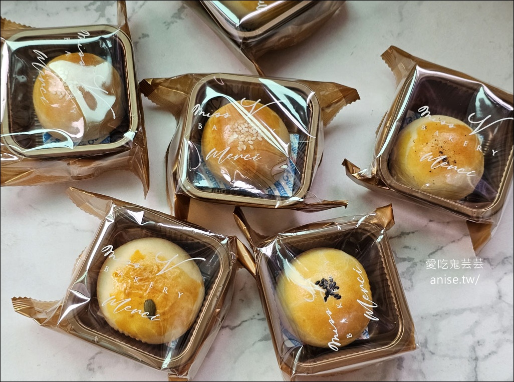 Miss V Bakery 司康月餅，烏魚子綠豆椪、紅豆蛋黃、芝麻麻糬、奶黃軟心，創意月餅超受歡迎