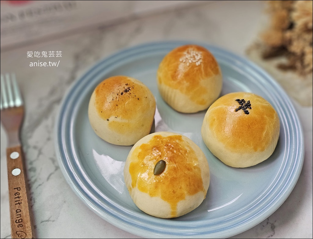 Miss V Bakery 司康月餅，烏魚子綠豆椪、紅豆蛋黃、芝麻麻糬、奶黃軟心，創意月餅超受歡迎