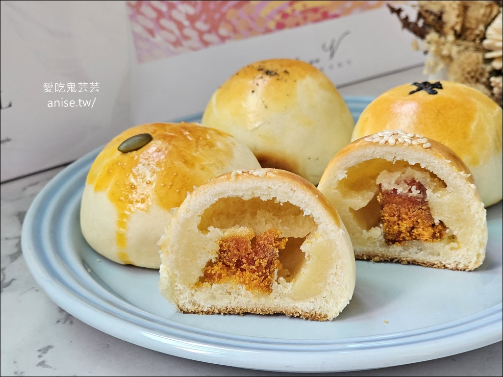 Miss V Bakery 司康月餅，烏魚子綠豆椪、紅豆蛋黃、芝麻麻糬、奶黃軟心，創意月餅超受歡迎 @愛吃鬼芸芸